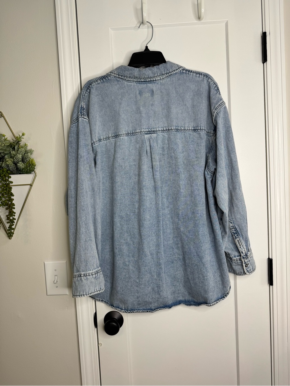 Universal Threads Denim Oversized Shirt/Shacket - Picture 6 of 6